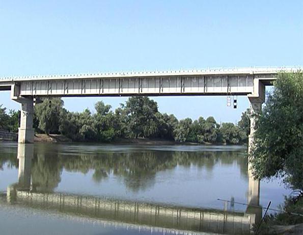 el puente sobre el río kuban en варениковской abierto