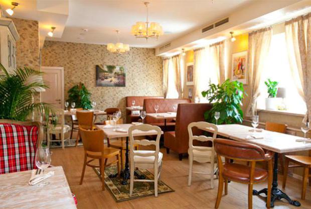 restoranda geleneksel rus yemekleri Moskova'da