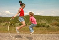 Como ensinar a criança a saltar à corda? A desenvolver a resistência e a coordenação