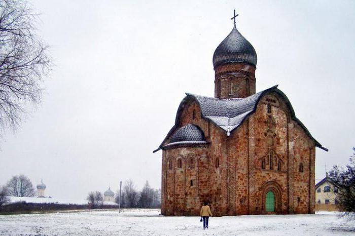 a igreja da natividade, em um campo de vermelho novgorod