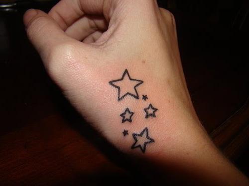 tatuagem que tem no braço miniaturas