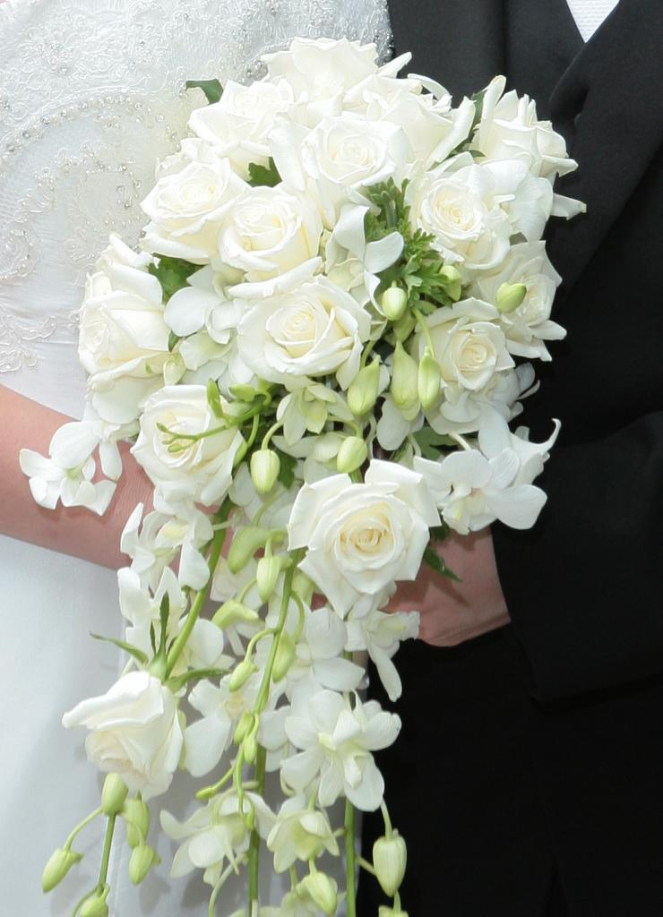 Каскадний букет з білих троянд