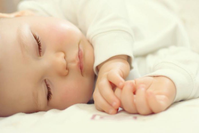 warum das Kind schwitzt im Schlaf