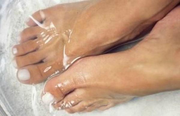 bath with baking soda for feet
