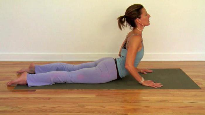 a postura da cobra em yoga corretamente