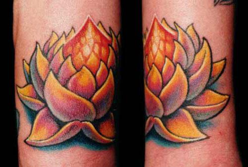 un Tatuaje de flor de loto en la pierna