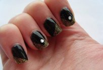 Elegante manicure francesa. A cor preta em design de unhas