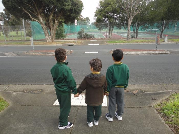 सुरक्षा के नियमों की सड़क पर बच्चों