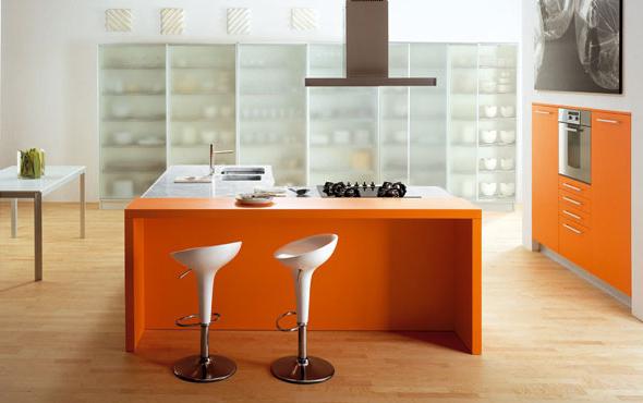 la cocina de color naranja de la foto