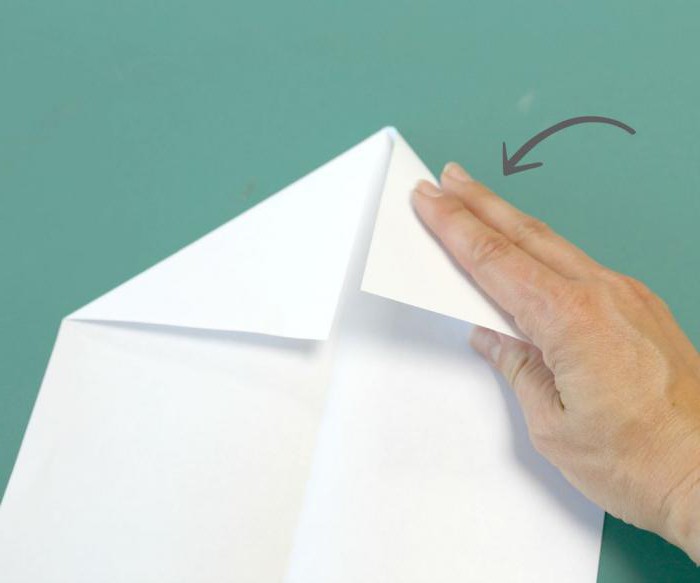 aviões de papel com as mãos