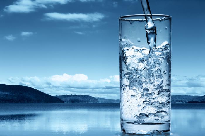 порівняння питної води до і після очищення