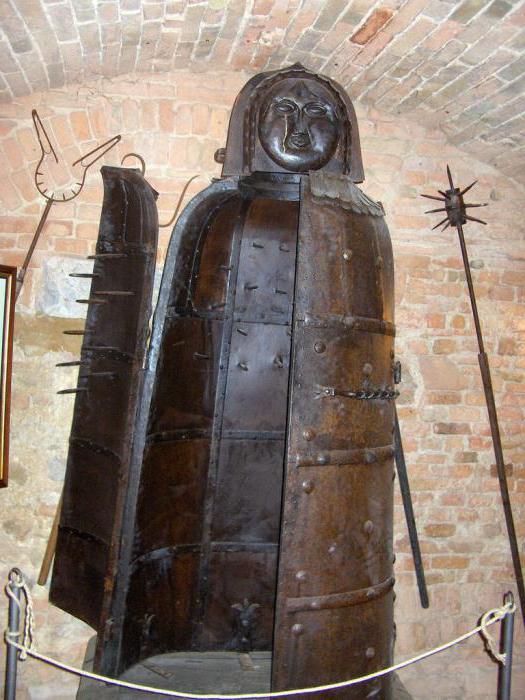 sarkofag z kolcami