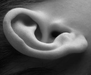 чим промити вуха від сірки