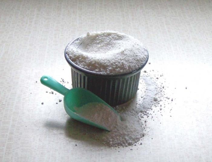 das Salz ist ein gutes Werkzeug für die Reinigung des Geschirrs
