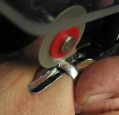 cómo retirar el anillo con отекшего dedo