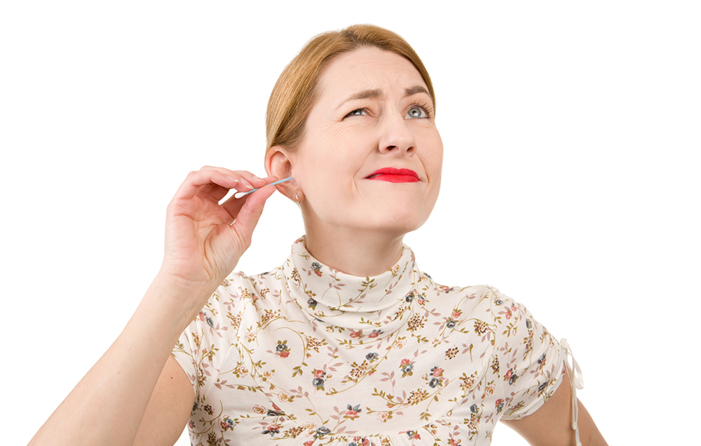 Як правильно почистити вуха від сірки?