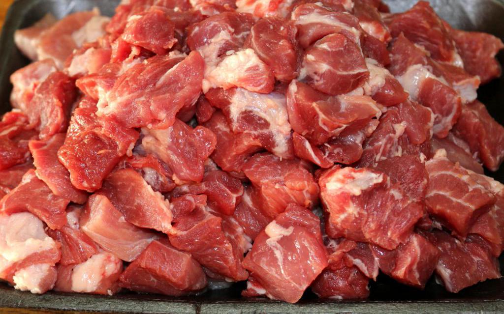 Pique a carne de porco em cubos