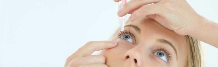 la instrucción sobre la aplicación de gotas para los ojos l optometrista