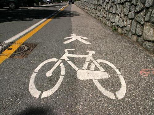 规则的骑自行车的道路上