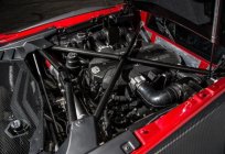 विनिर्देशों के साथ एक स्पोर्ट्स कार लेम्बोर्गिनी LP700-4 Aventador