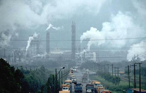 die Fabriken die Luft verschmutzen