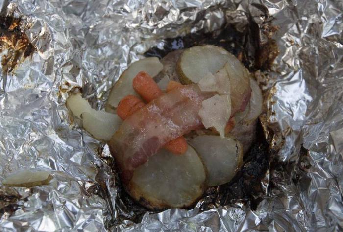 patates ile domuz yağı folyo, kömür ateşinde pişirilen
