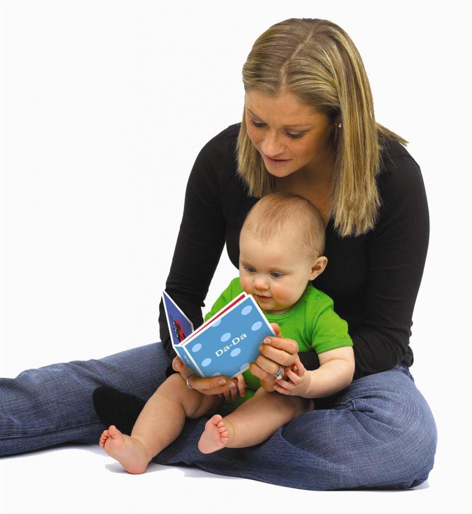 mãe lê o bebé livro