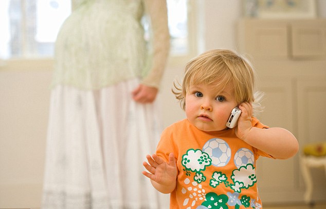 kleines Mädchen spricht am Telefon