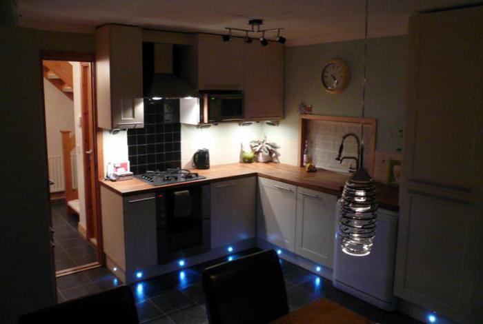 Luzes sob os armários na cozinha