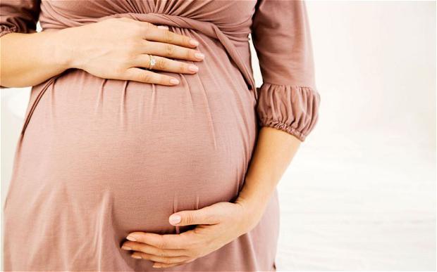 Bauch in der frühen Schwangerschaft
