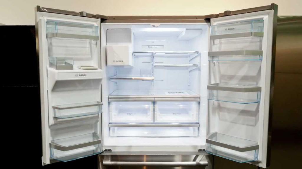 Espaçoso pequeno frigorífico