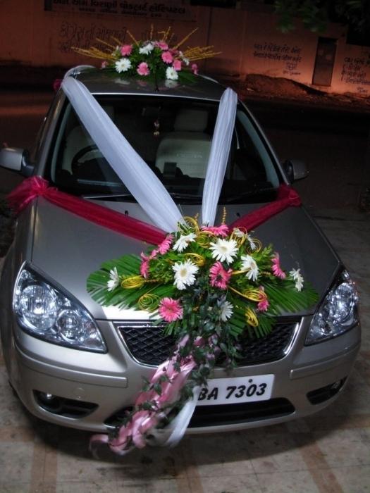 如何装饰一辆车为一个婚礼与他们的手