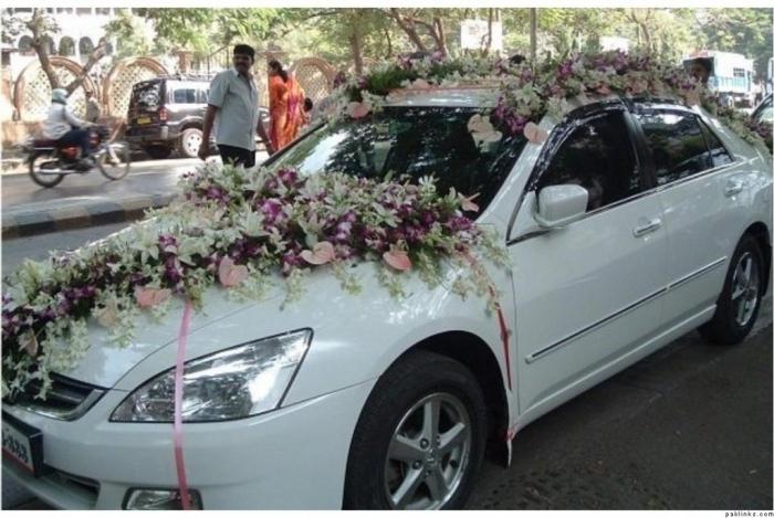 कार को सजाने पर शादी के फोटो