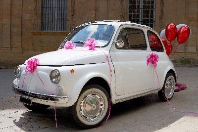 прикрасити машину на весілля стрічками