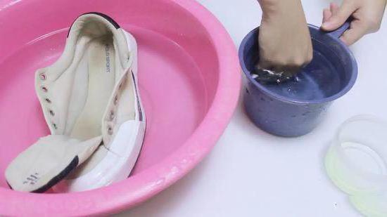 如何清洁白鞋布的牙膏