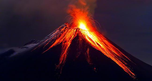 görünen bir patlama ve yakma sürüklenen sahip volkan