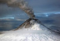 ما هو الإنفجار البركاني ؟ ما يخرج من البركان أثناء اندلاع?