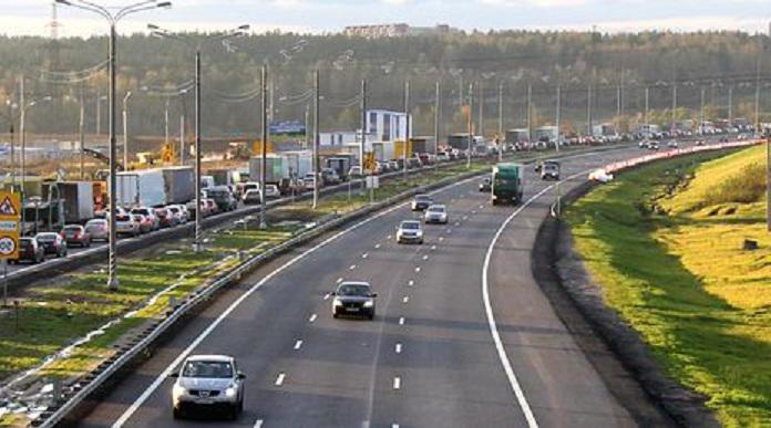 Lukoil tanken auf der Autobahn M4 zeigen