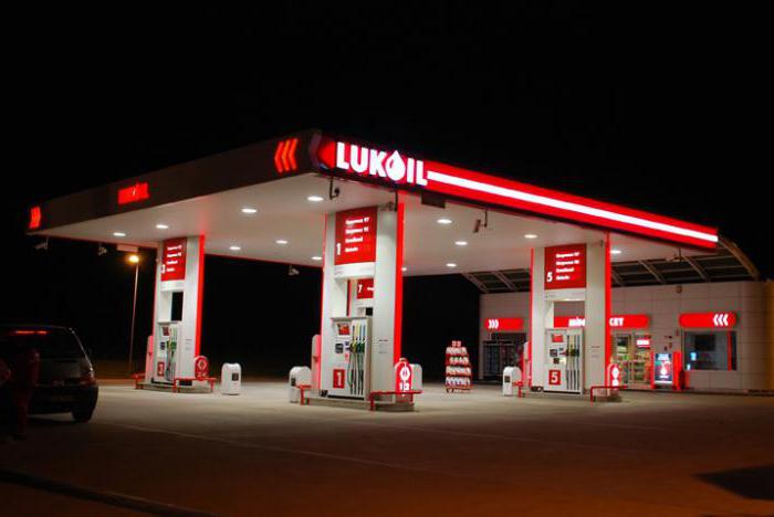 位置的卢克石油公司油站在高速公路上的M4