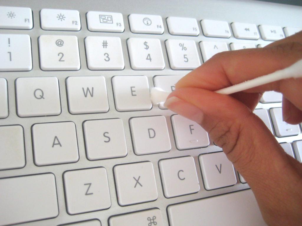 清洗计算机键盘上有一个棉花棒