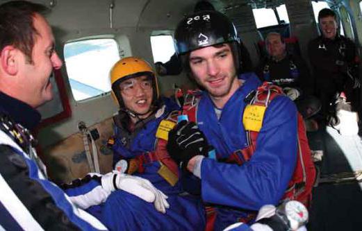 Биіктігі бірінші рет парашютпен секірді жоқ нұсқаушы фото