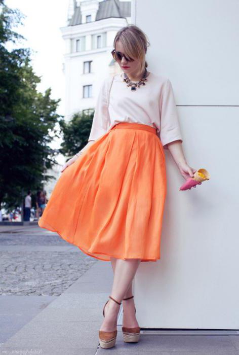 pomarańczowa spódnica z czym nosić
