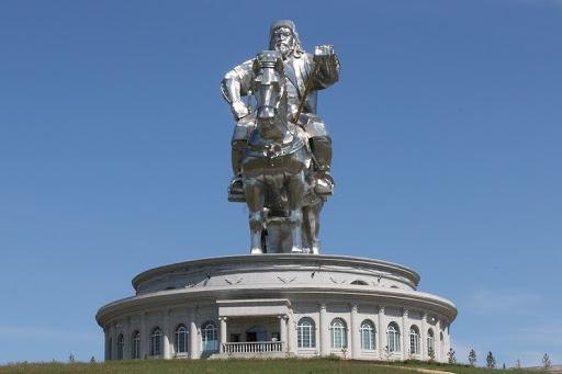 genghis khan en mongolia monumento
