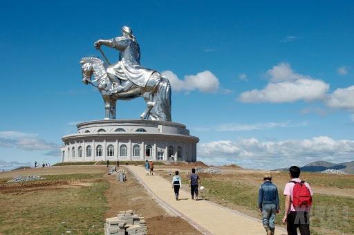 monumento чингисхану en mongolia, la altura de la