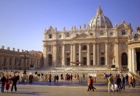 圣彼得广场在罗马：照片和审查的游客