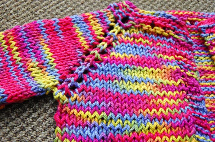 ラグランプルオーバーを編む女性