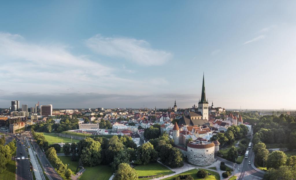 Vista em Tallinn com квадрокоптера