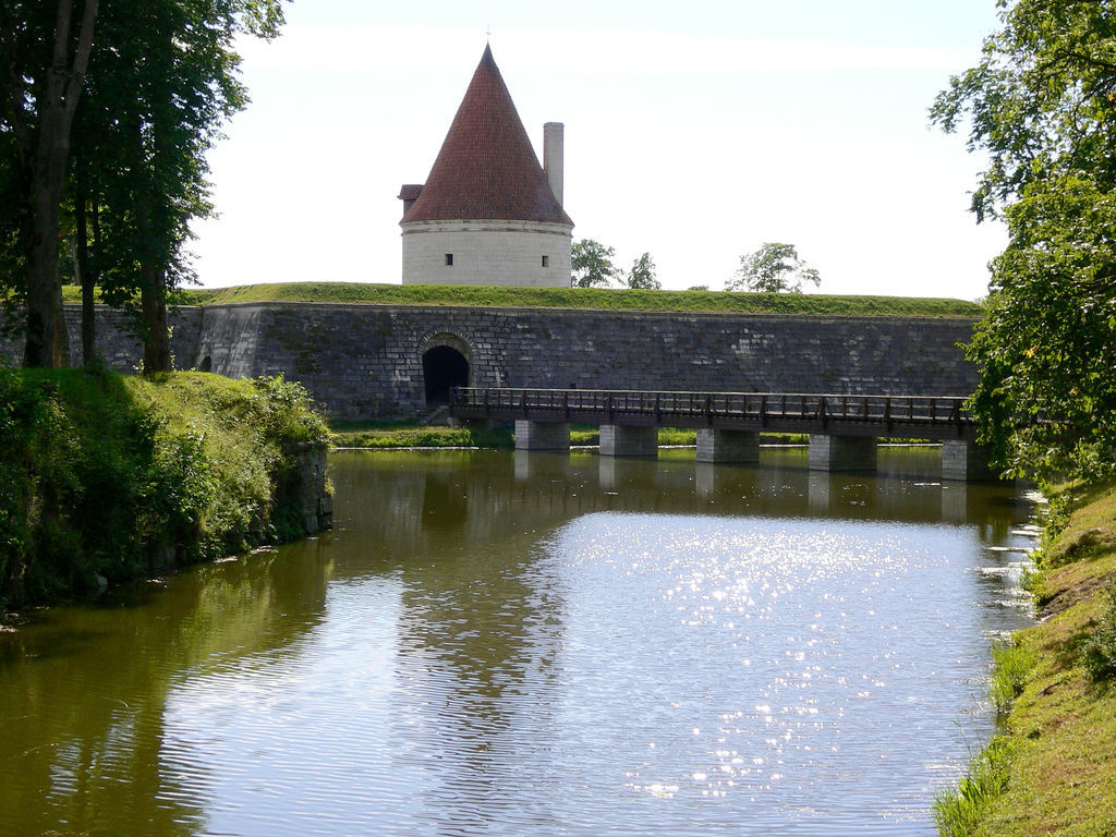 die Alte Brücke über den Fluss in Estland