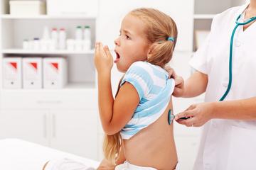 síntomas de la tos ferina en los niños