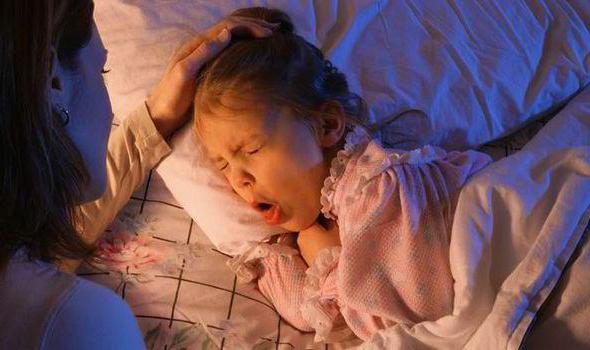лающий tosse a criança durante a noite sem temperatura